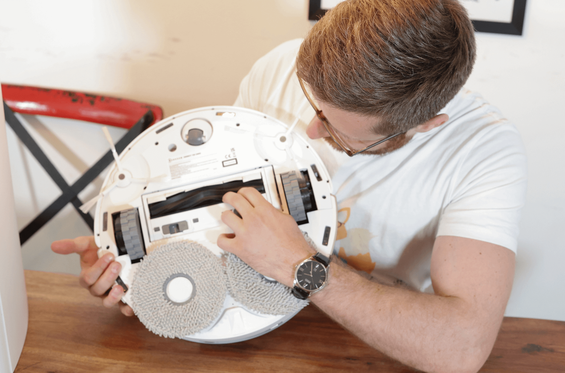 Der ECOVACS DEEBOT T20 OMNI ist von unten zu sehen.